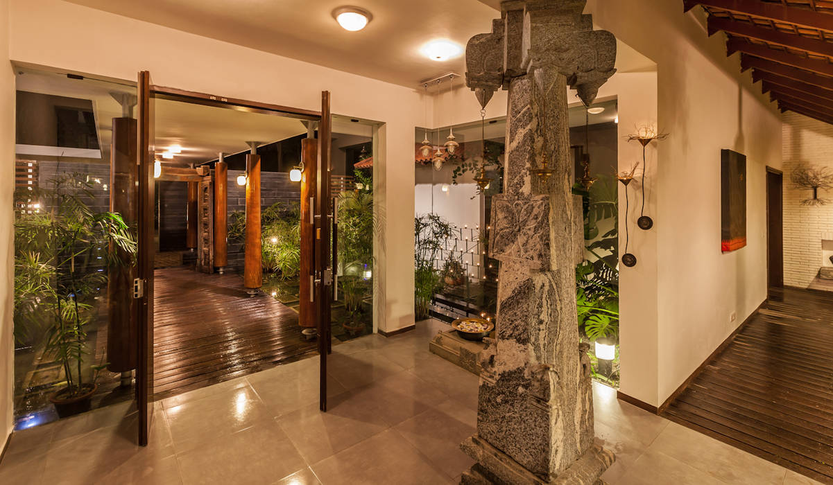 G Farm House, Kumar Moorthy & Associates Kumar Moorthy & Associates Eclectic style corridor, hallway & stairs