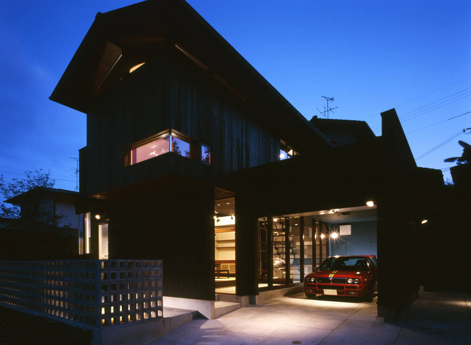 生駒のgarage house, 田中一郎建築事務所 田中一郎建築事務所 Casas eclécticas