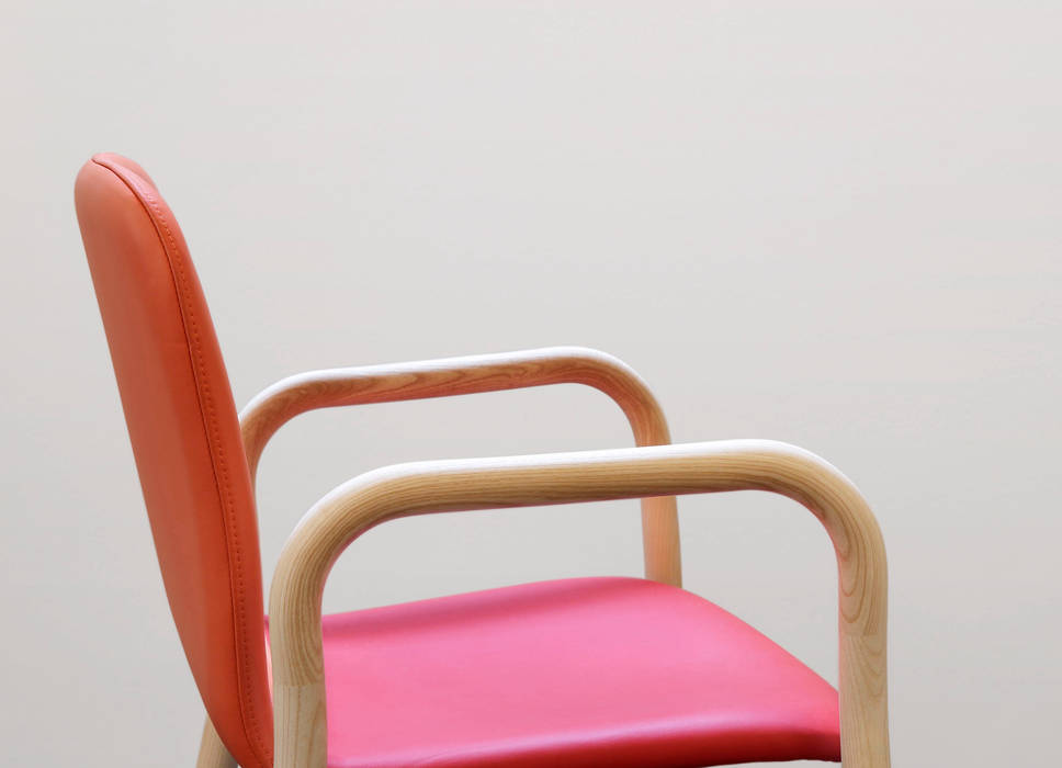 Two Tone chair, IWASAKI DESIGN STUDIO IWASAKI DESIGN STUDIO ダイニング 椅子＆ベンチ