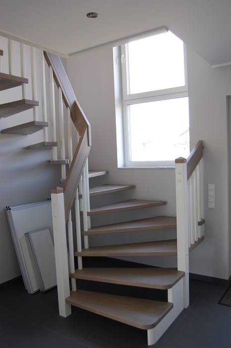 Modernes Einfamilienhaus mit A+ Hybrid-Haustechnik, Heinrich Blohm GmbH - Bauunternehmen Heinrich Blohm GmbH - Bauunternehmen Modern corridor, hallway & stairs