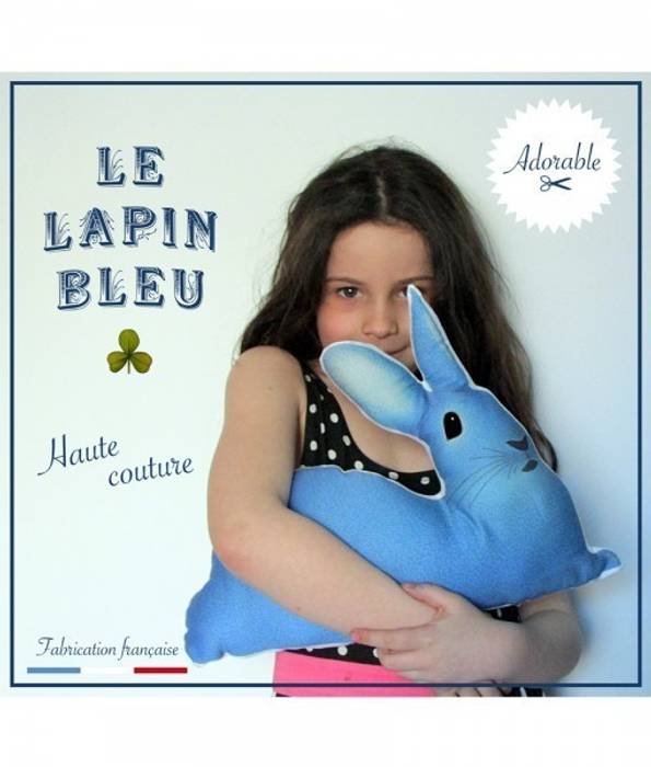 Coussin lapin bleu Claire et Pierre éditions Chambre d'enfant originale Eclairage