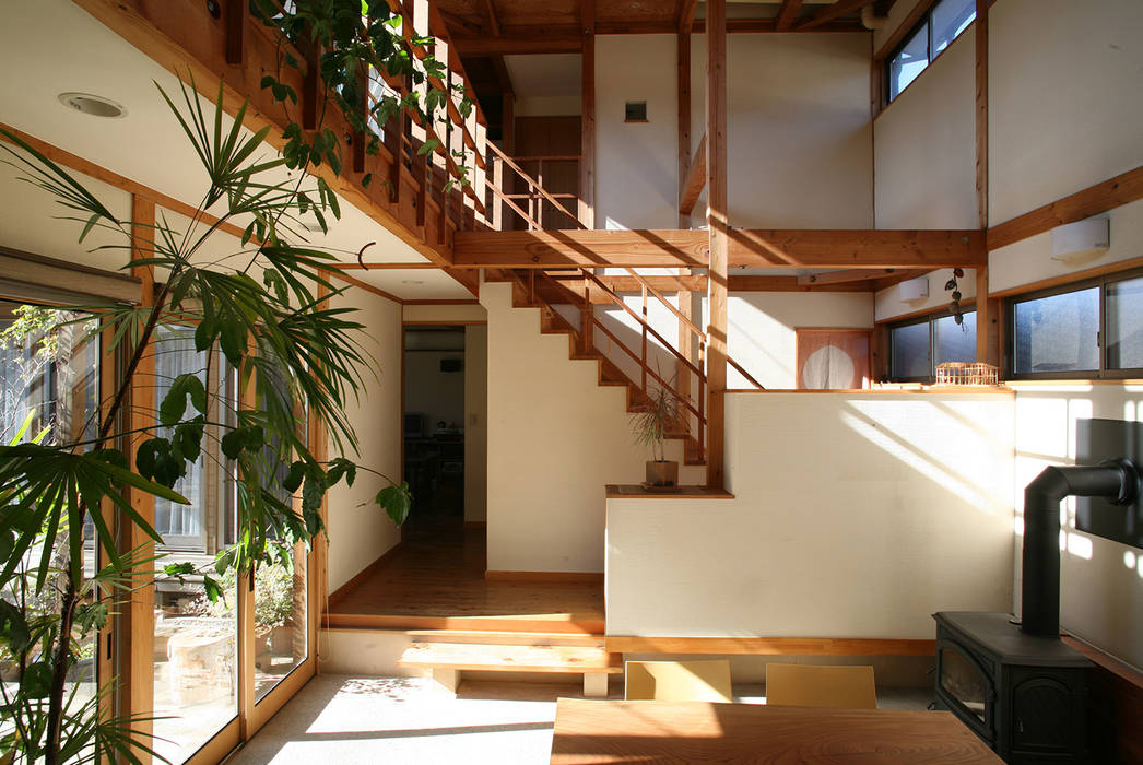 土間 八島建築設計室 オリジナルデザインの 多目的室 財産,植物,建物,木,インテリア・デザイン,フィクスチャ,建築,フローリング,階段,床