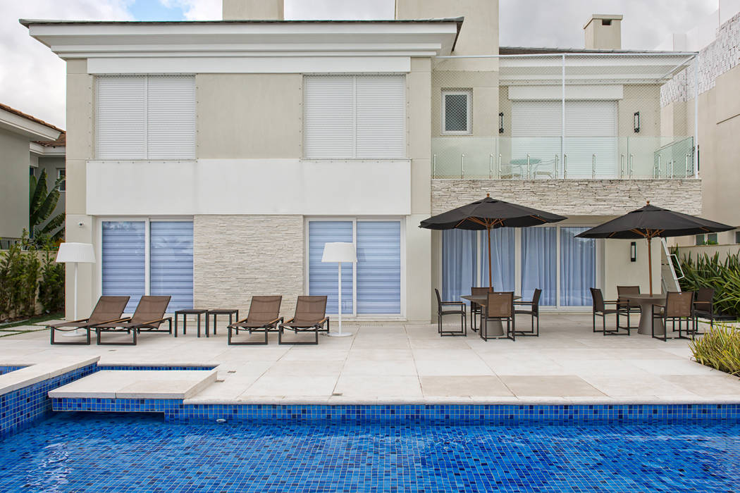 Casa em Jurerê Internacional - SC - Brasil Piscinas clássicas por Samara Barbosa Arquitetura Clássico