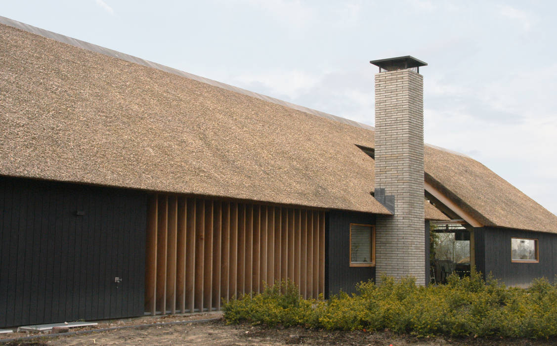 De droom van een huis binnen een oude schuur, Kwint architecten Kwint architecten Casas estilo moderno: ideas, arquitectura e imágenes