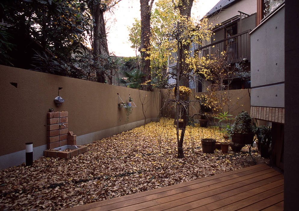 庭 八島建築設計室 オリジナルな 庭 財産,植物,路面,建物,木,木,壁,アーバンデザイン,住宅街,草