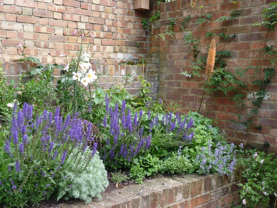 Secret Courtyard Garden, Cornus Garden Design: classic by Cornus Garden Design, Classic