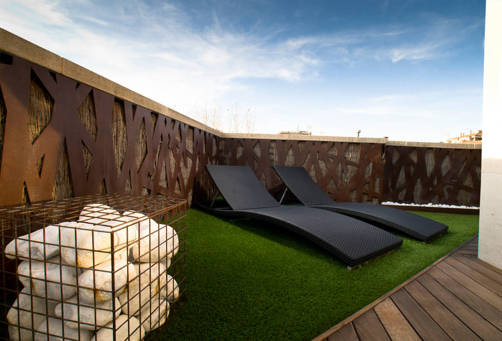 Duplex en Barcelona, The Pont design The Pont design Balcones y terrazas de estilo moderno