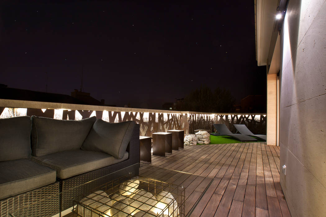 Duplex en Barcelona, The Pont design The Pont design Nowoczesny balkon, taras i weranda