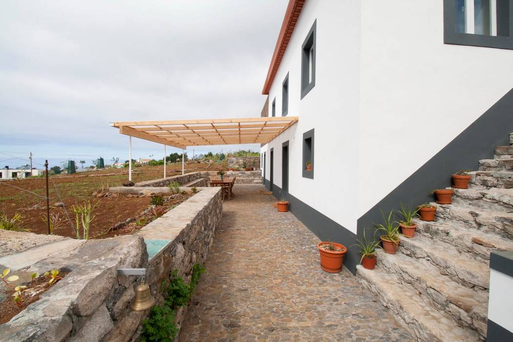 Quinta H | eco-remodelação| Madeira, Mayer & Selders Arquitectura Mayer & Selders Arquitectura Varandas, marquises e terraços rústicos