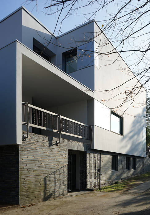 Eingangsfassade nachher: modern von boehning_zalenga koopX architekten in Berlin,Modern Fassade nachher,außen,von außen,überdachter Balkon,weiße Fassade