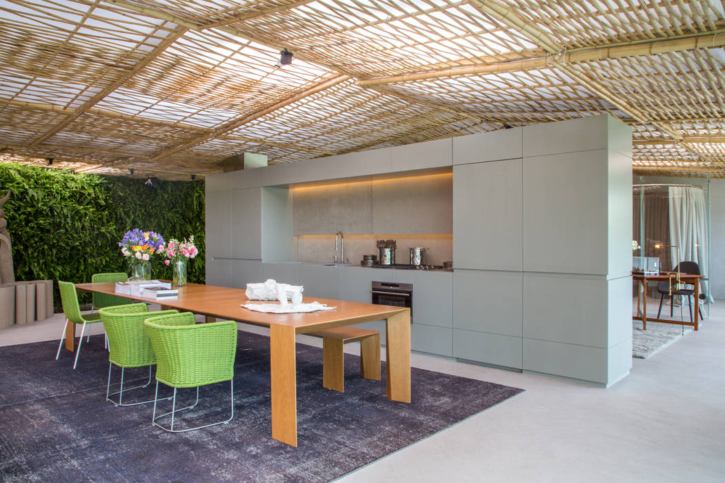 Loft Tropical - Casa Cor 2014, Gisele Taranto Arquitetura Gisele Taranto Arquitetura Modern dining room