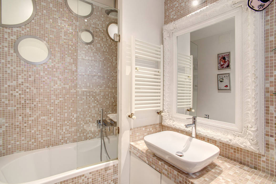 COVIELLO: I dettagli di design arricchiscono lo spazio del soggiorno, MOB ARCHITECTS MOB ARCHITECTS Salle de bain moderne