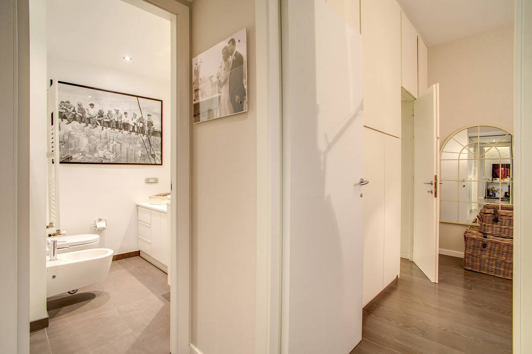 Pasillos, vestíbulos y escaleras de estilo moderno de MOB ARCHITECTS Moderno