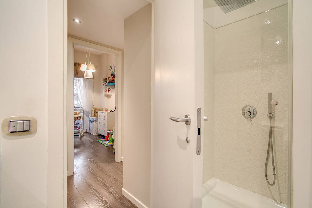 Pasillos, vestíbulos y escaleras de estilo moderno de MOB ARCHITECTS Moderno