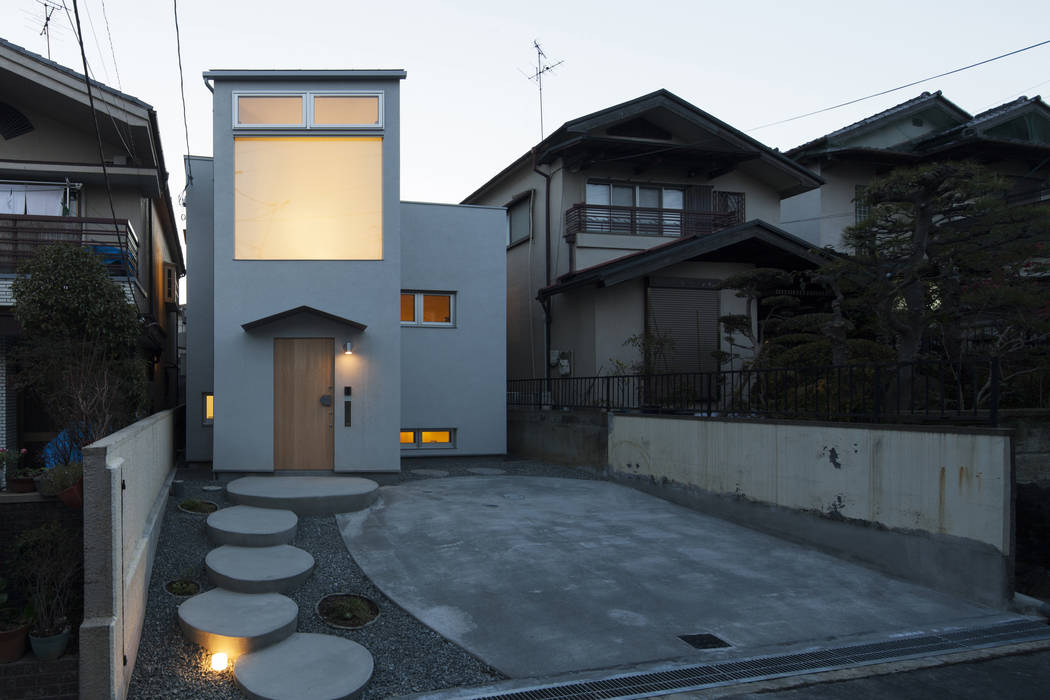 Moon, FUMIASO ARCHITECT & ASSOCIATES／ 阿曽芙実建築設計事務所 FUMIASO ARCHITECT & ASSOCIATES／ 阿曽芙実建築設計事務所 オリジナルな 家 空,財産,窓,建物,路面,アスファルト,アーバンデザイン,住宅街,ファサード,コンドミニアム