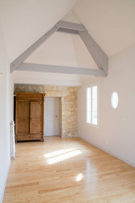 Espace, lumière et vieilles pierres, mllm mllm Minimalist bedroom