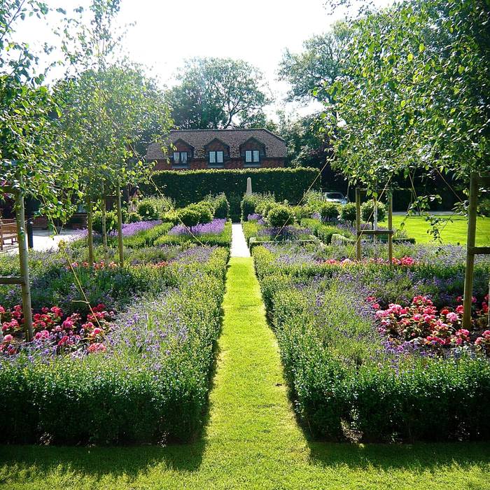 A large formal garden near Henley on Thames, Joanne Alderson Design: classic by Joanne Alderson Design, Classic