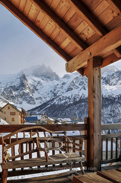 >Terrasse de chalet Sandrine RIVIERE Photographie Balcon, Veranda & Terrasse rustiques Ciel,Jour,Biens,Neiger,Nuage,Imeuble,Montagne,Bois,Ombre,Fenêtre