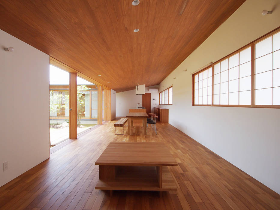 三本松の家 (House in Sanbonmatsu), 合同会社グラムデザイン一級建築士事務所 合同会社グラムデザイン一級建築士事務所 モダンデザインの リビング