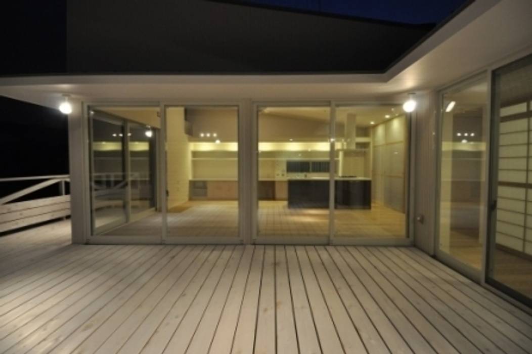 白いウッドデッキの家, Kawashima Gen Architects Kawashima Gen Architects トロピカルな 家