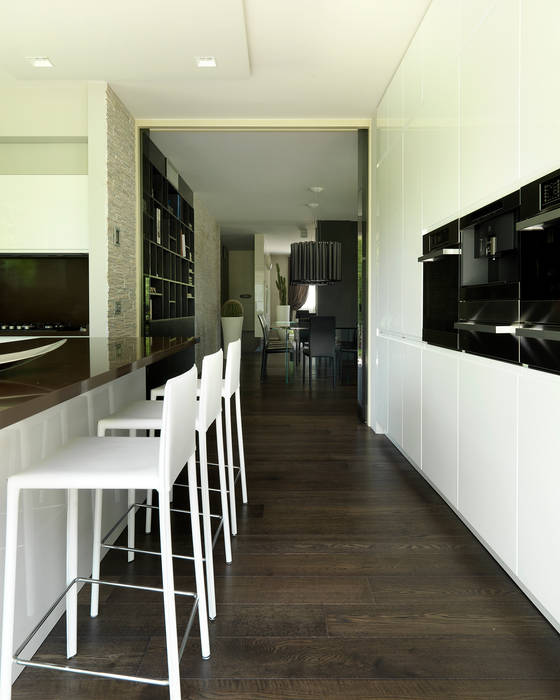 Benessere nel verde con armonia. Una villa contemporanea, concepita come una Spa., Studio d'Architettura MIRKO VARISCHI Studio d'Architettura MIRKO VARISCHI Modern style kitchen