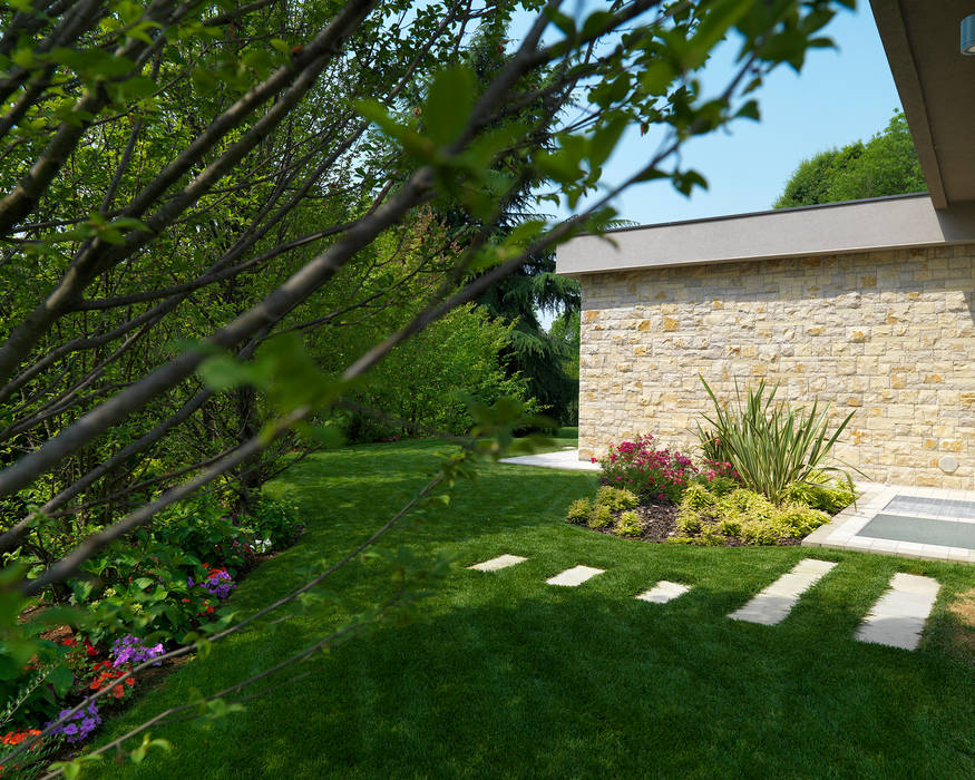 Benessere nel verde con armonia. Una villa contemporanea, concepita come una Spa., Studio d'Architettura MIRKO VARISCHI Studio d'Architettura MIRKO VARISCHI Taman Modern