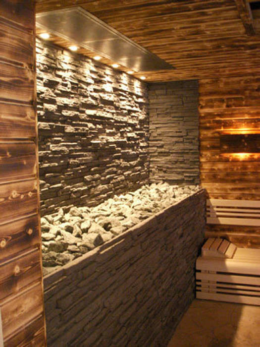 Gewerbliche Design-Sauna mit Natursteinwand hinter dem Saunaofen. corso sauna manufaktur gmbh Sauna Holz Holznachbildung