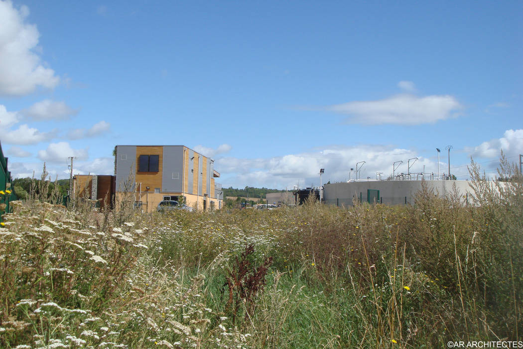 Eco-construction d'une usine à faible impact environnementale à Beynes, AR Architectes AR Architectes Espaces commerciaux Bureaux