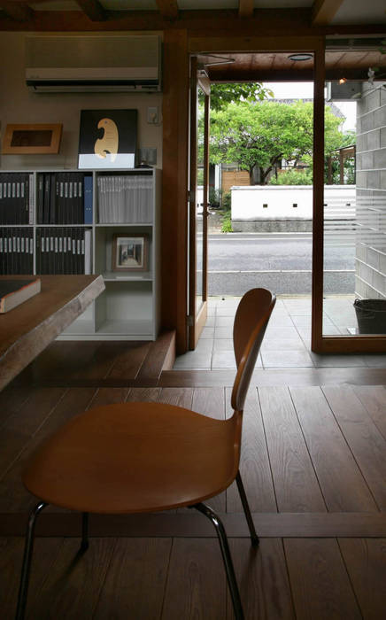 黒のアトリエ, 神家昭雄建築研究室 神家昭雄建築研究室 Eclectic corridor, hallway & stairs