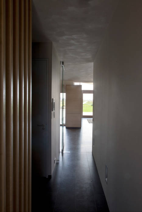 woonhuis Brinkman, Groeneweg Van der Meijden Architecten Groeneweg Van der Meijden Architecten Modern corridor, hallway & stairs