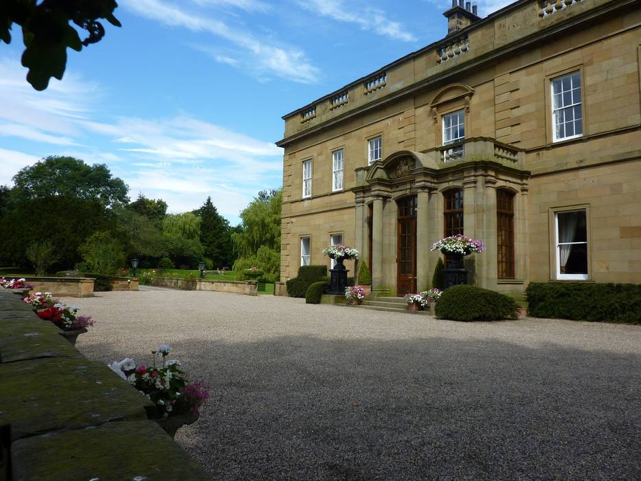 View of the Entrance: classic by GW Architectural, Classic