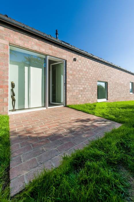 The Long Brick House, Földes Architects Földes Architects Minimalist living room Shelves