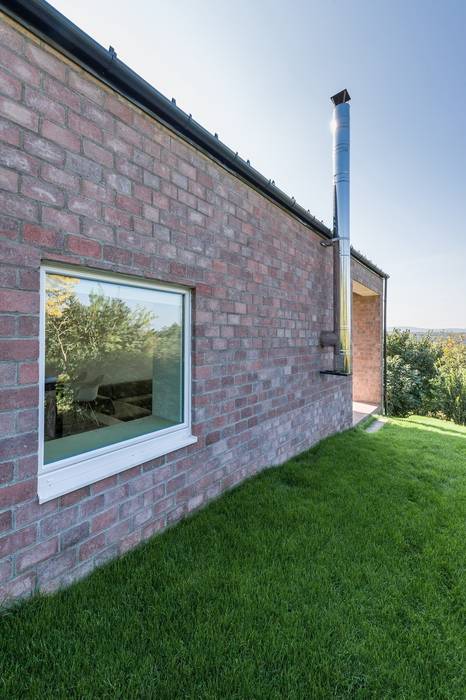 The Long Brick House, Földes Architects Földes Architects Minimalist living room Shelves