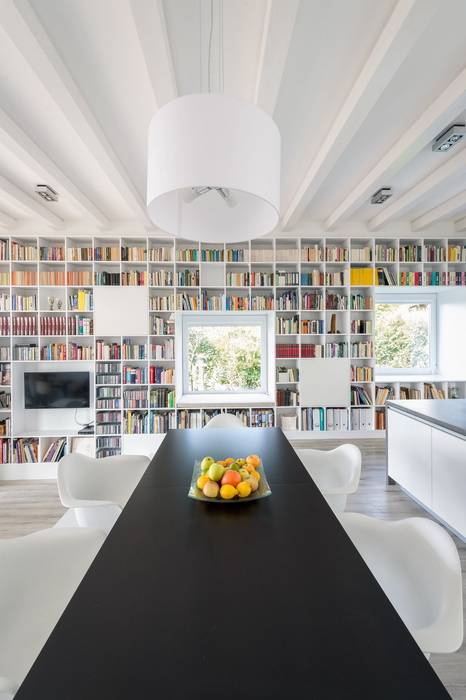 The Long Brick House, Földes Architects Földes Architects Minimalist living room Shelves