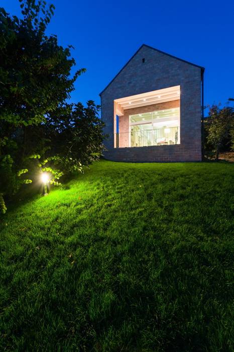 The Long Brick House, Földes Architects Földes Architects Minimalistische woonkamers Wandplanken