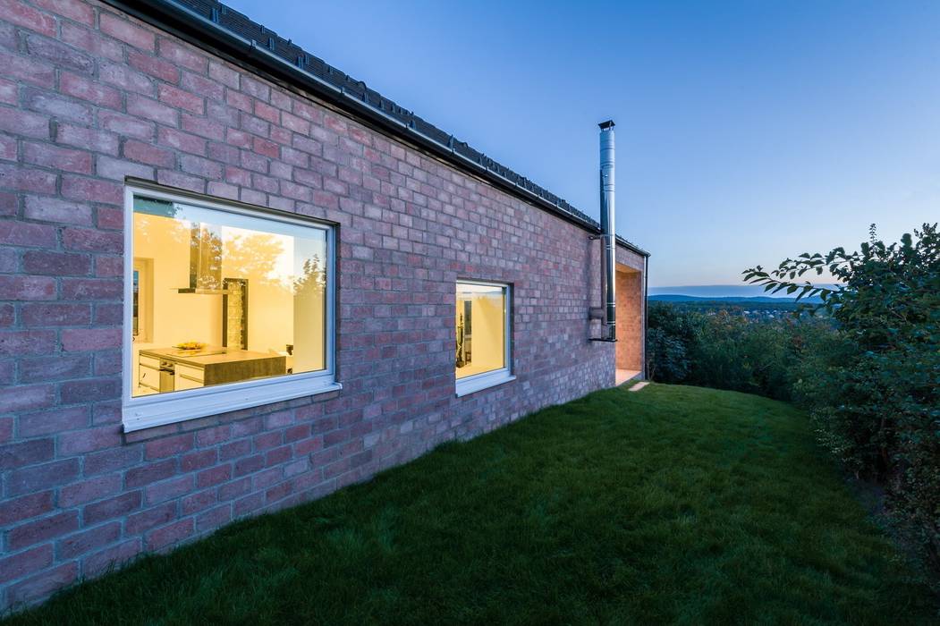 The Long Brick House, Földes Architects Földes Architects Minimalistische woonkamers Wandplanken