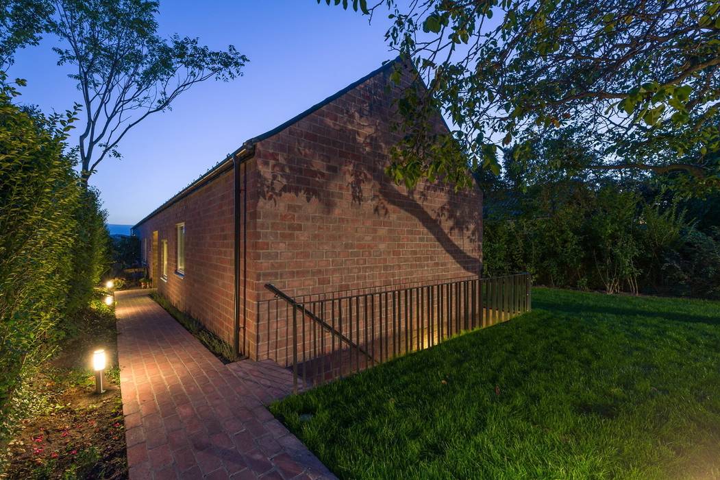 The Long Brick House, Földes Architects Földes Architects Minimalistische woonkamers Wandplanken