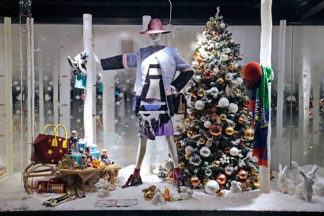 Новогодняя витрина магазина одежды