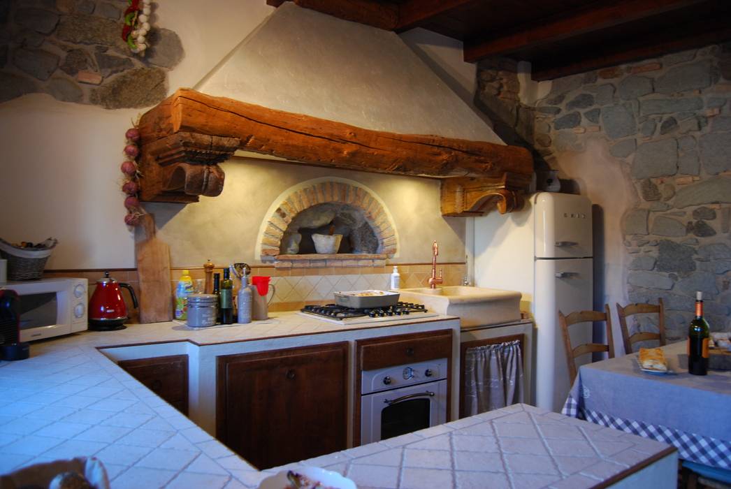 Cucina La Mangiatoia, Porte del Passato Porte del Passato Cucina in stile rustico Piani di lavoro