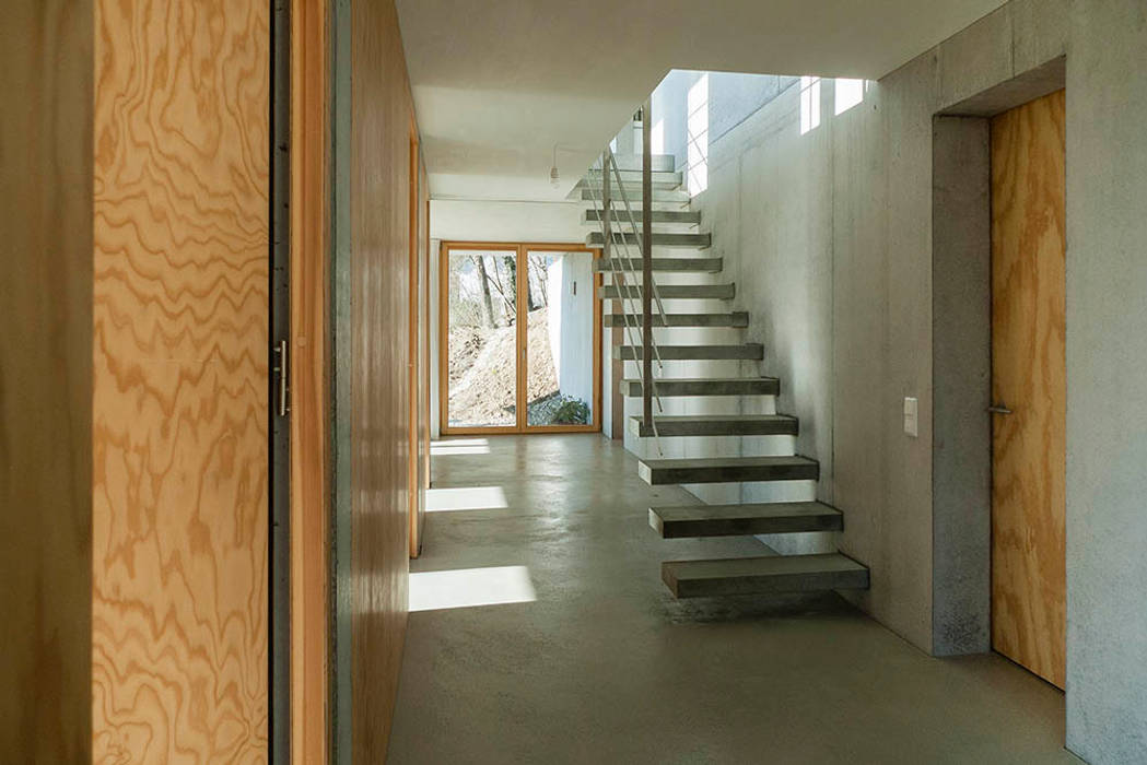 Modernes Traumhaus mit 1a-Aussicht, GIAN SALIS ARCHITEKT GIAN SALIS ARCHITEKT Moderner Flur, Diele & Treppenhaus