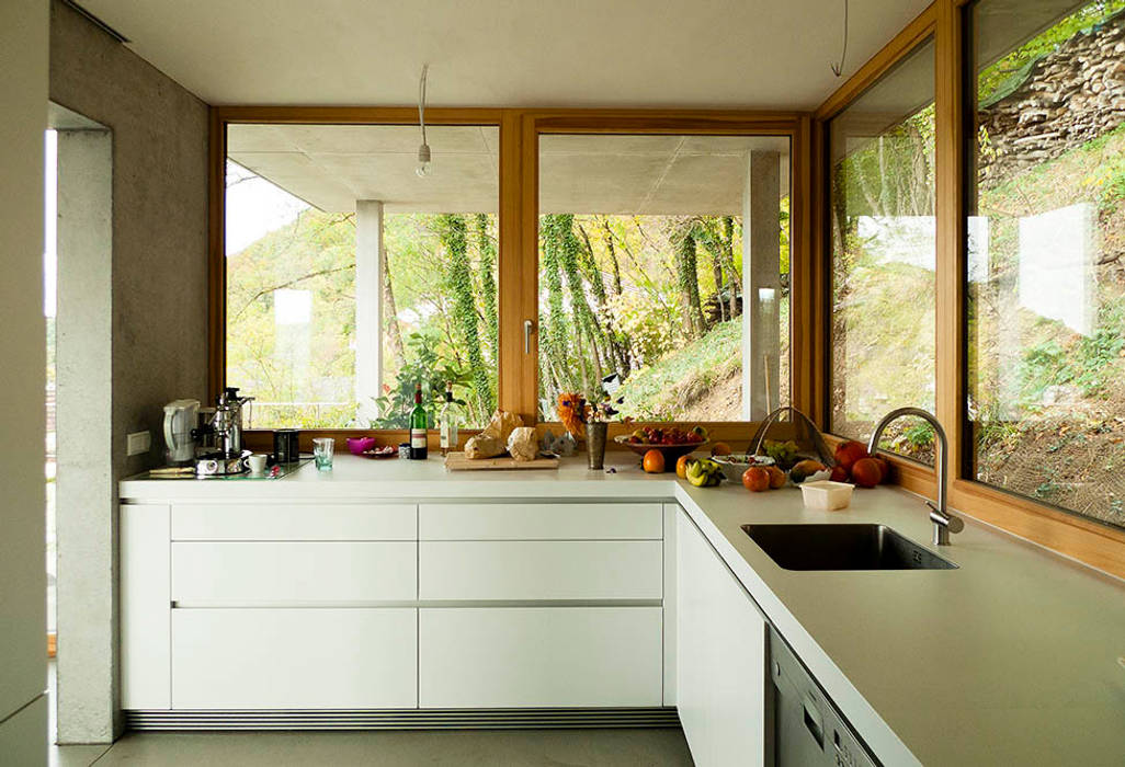 Modernes Traumhaus mit 1a-Aussicht, GIAN SALIS ARCHITEKT GIAN SALIS ARCHITEKT Modern kitchen