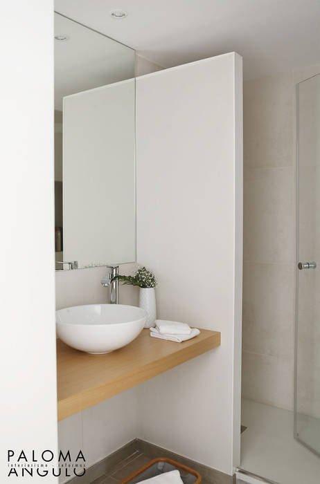 Baño 2 Interiorismo Paloma Angulo Baños de estilo minimalista Arreglo de tubería,Grifo,Accesorio,Lavabo del baño,Cuarto de baño,Diseño de interiores,Lavabo,Madera,Piso,Espejo