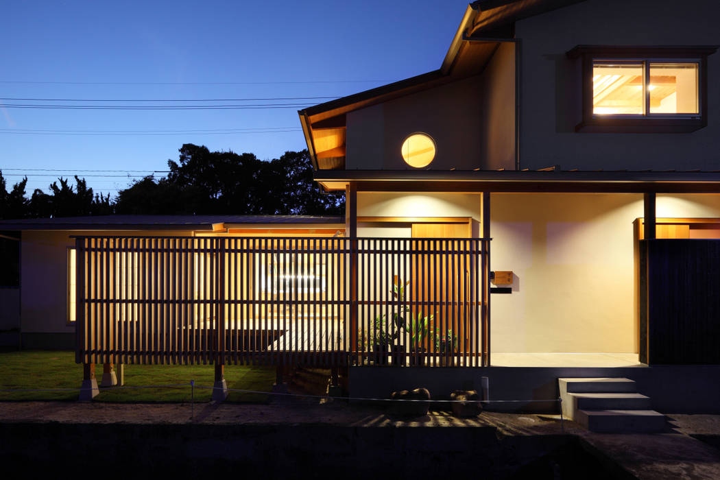 疏水の見える書斎のある家, ATELIER TAMA ATELIER TAMA オリジナルな 家 空,植物,窓,木,黄色,夕暮れ,シェード,建物,近所,路面