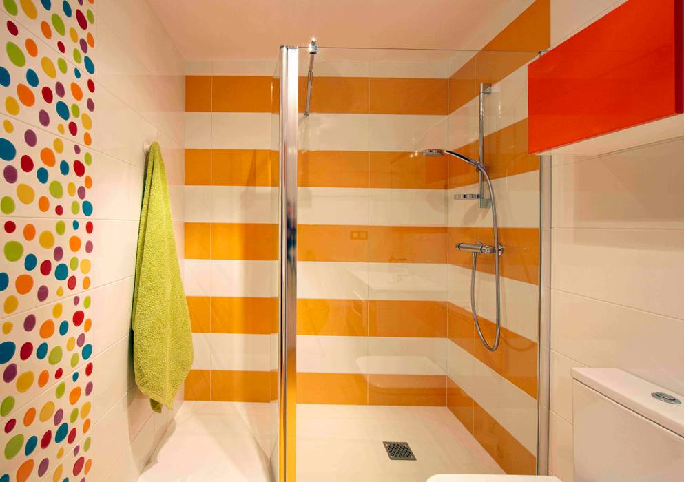 BAÑOS DE COLORES, PRIBURGOS SLU PRIBURGOS SLU モダンスタイルの お風呂