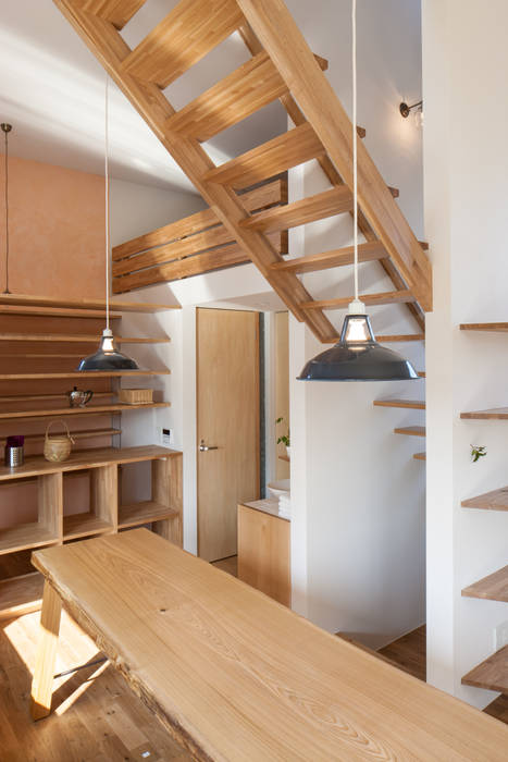 天井の高いワンルームの家, akka akka Interior design