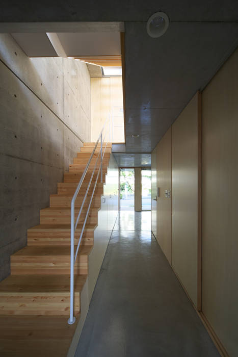 House in Fuchu, 佐藤重徳建築設計事務所 佐藤重徳建築設計事務所 Eclectic style corridor, hallway & stairs