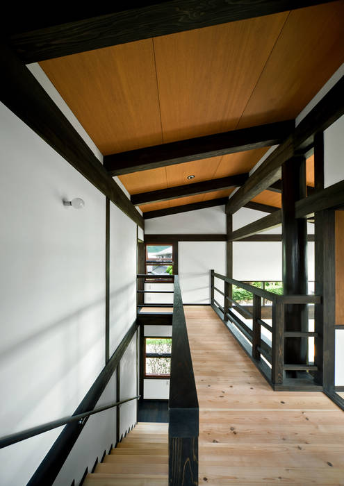 中庭のある木の家, 石井智子/美建設計事務所 石井智子/美建設計事務所 Asian style corridor, hallway & stairs
