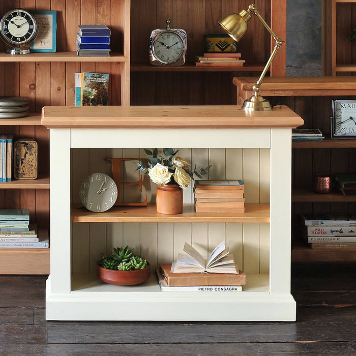 Wilshire Pine Painted Short Wide Bookcase The Cotswold Company Salones de estilo rural Estanterías