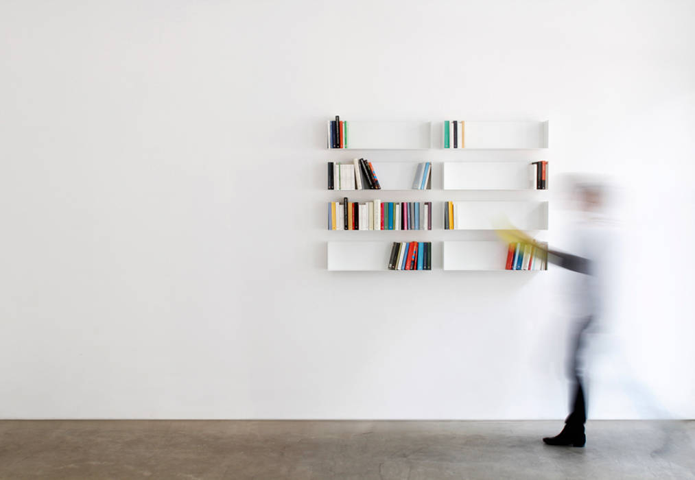Linea1 buch- und dvd-regal: wohnzimmer von linea1 | homify Linea1 buch- und dvd-regal: wohnzimmer von linea1 | homify
