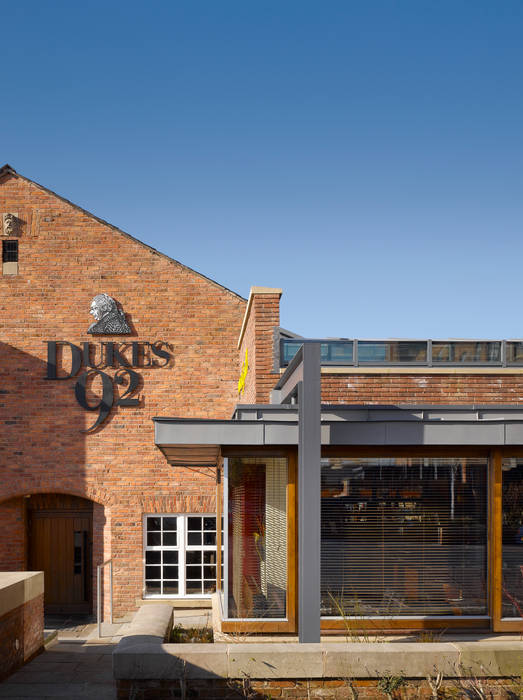 Dukes 92 Grill, OMI Architects OMI Architects Espaces commerciaux Restaurants